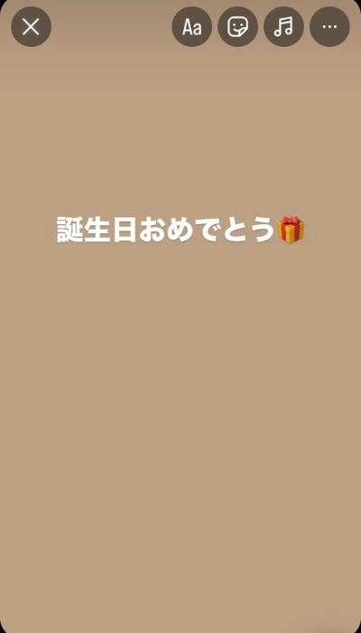 文字の大きさや位置、角度などは日本指でテキストを直接触って操作できます。